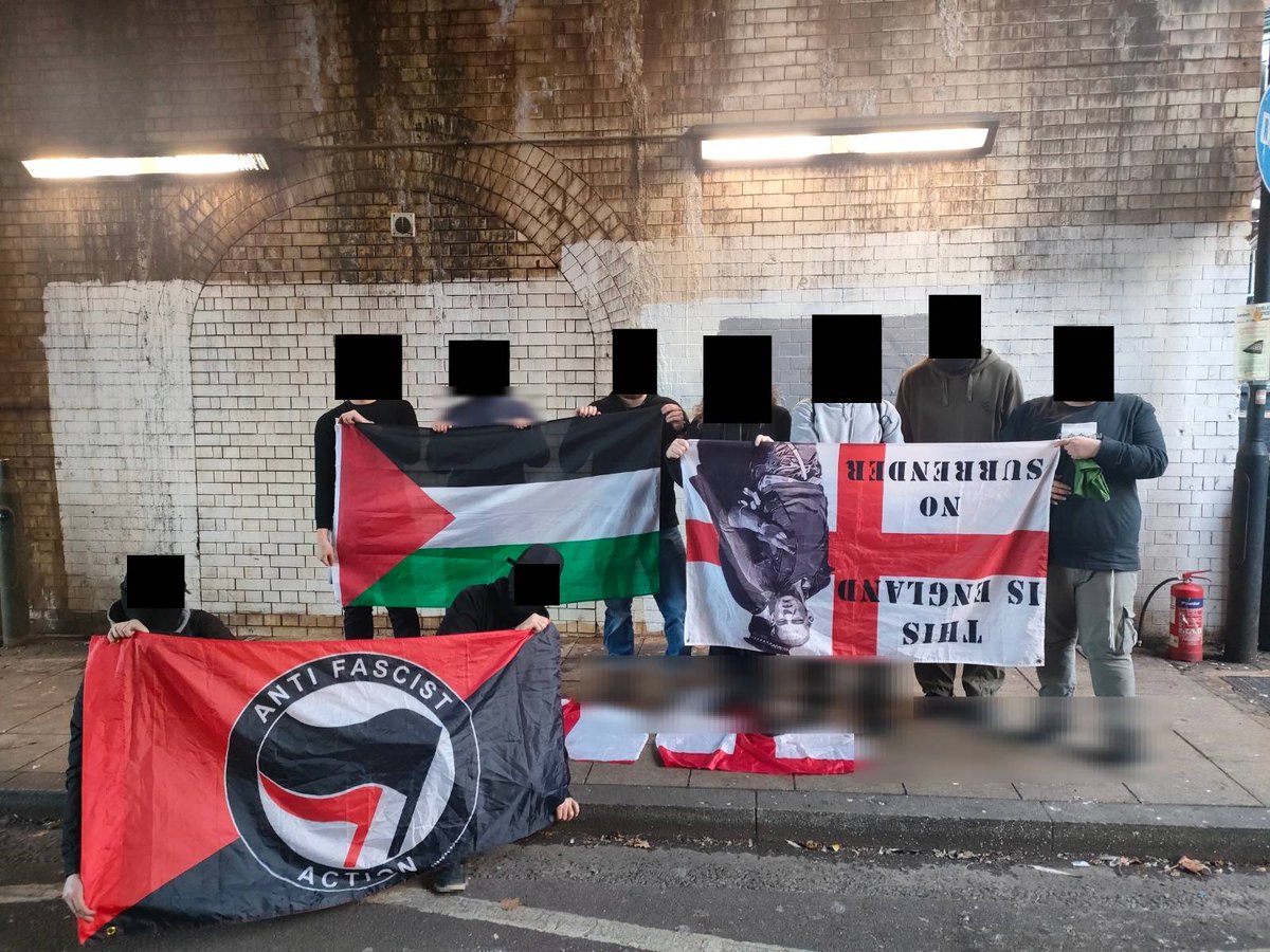 Barras_LATAM's tweet photo. 🏴󠁧󠁢󠁥󠁮󠁧󠁿 La Bandera que se roba en el vídeo es de un grupo de Hooligans Ingleses y militantes de derecha que siguen a la selección en los partidos que juega en Europa, el de la foto de la bandera no estoy seguro pero creo que es Combo de la película con el mismo nombre (se las recomiendo)

En fin, bandera Hooligan y banderas Inglesas robadas por un grupo de Ingleses Anti-Fa Pro-Palestina 🇵🇸