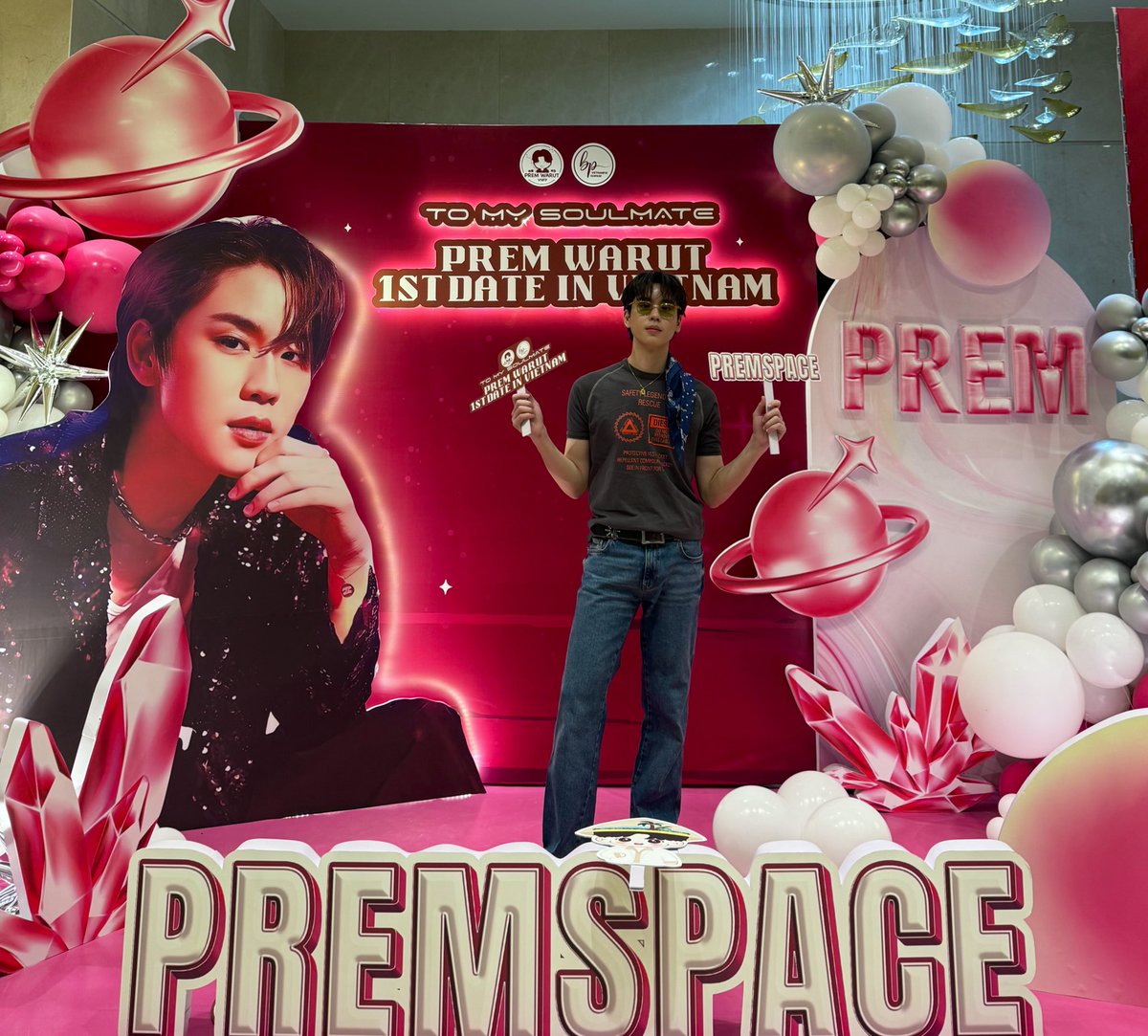 Prem_space's tweet photo. I want to thank you all for being here. Your presence mean the world to me. And all the projects that you’ve done for me. I had so much fun and felt loved. Thank you for always making me feel welcome. Until we meet again 🇻🇳
#PREMWARUT1STDATEINVIETNAM https://t.co/O6CVmkbBEe