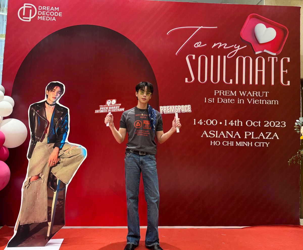 Prem_space's tweet photo. I want to thank you all for being here. Your presence mean the world to me. And all the projects that you’ve done for me. I had so much fun and felt loved. Thank you for always making me feel welcome. Until we meet again 🇻🇳
#PREMWARUT1STDATEINVIETNAM https://t.co/O6CVmkbBEe