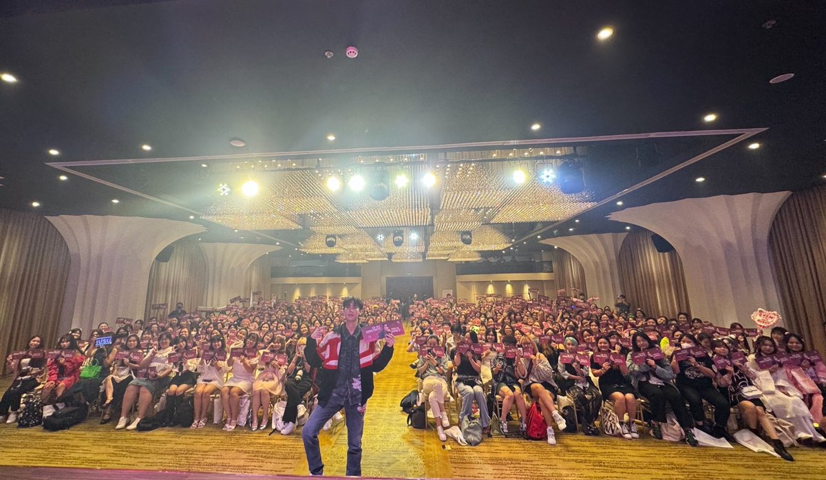 Prem_space's tweet photo. I want to thank you all for being here. Your presence mean the world to me. And all the projects that you’ve done for me. I had so much fun and felt loved. Thank you for always making me feel welcome. Until we meet again 🇻🇳
#PREMWARUT1STDATEINVIETNAM https://t.co/O6CVmkbBEe