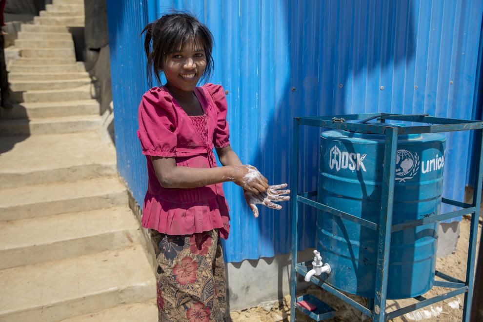 RohingyaResp's tweet photo. 🌟 On #HandwashingDay, let's applaud the incredible work of our dedicated WASH partners.
Together, we're empowering Rohingya children with life-saving handwashing skills, ensuring their health and well-being.
Clean hands, brighter futures! 🤲💧✨
#CleanHandsForAll
📸: @unicef https://t.co/jchpXClANk