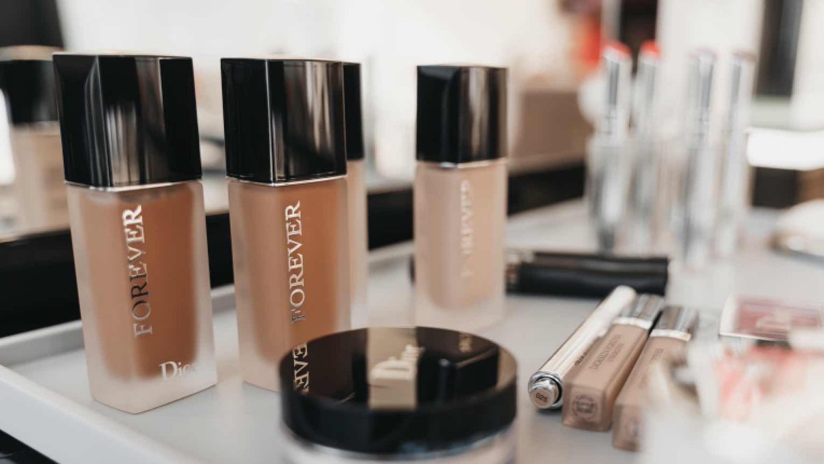 #Makeup - Mit 5 Tricks zur richtigen #Farbe

Der erste Schritt vor der Wahl einer Grundierungsfarbe besteht darin, festzustellen, ob Ihr Hautton eher in warmen, kalten oder neutralen Tönen liegt. Wenn Ihre Haut in gelben und olivfarbenen Tönen gehalten...

frauenseite.ch/frauenseite/be…