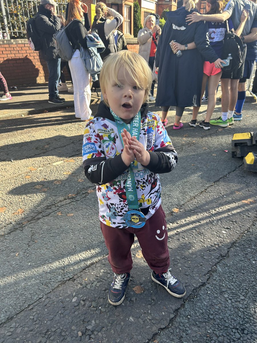 KimSlac92604278's tweet photo. Repping the leopards at #mcrhalf today in the magic weekend shirt for the A team Hub. 
2:25:25 
first half, only started running in august. 
Just need to smash this target now!! 
@LeighLeopardsRL @derek_beaumont 

https://t.co/vBvMeYmAaM https://t.co/pPzirjjNuy