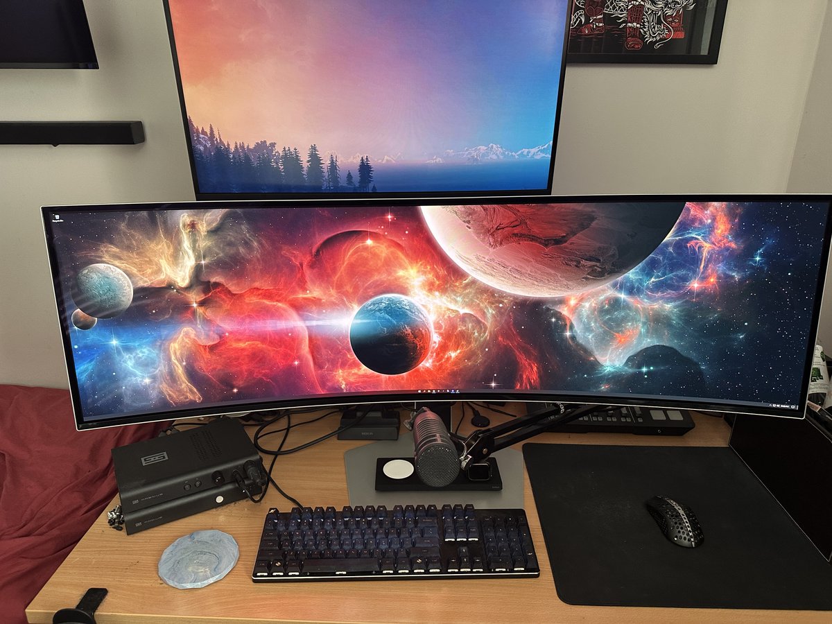 FyrstaCS's tweet photo. Still have some cable management/cleaning up to do, but got my new monitors installed now. Decided to skip ultrawide completely and go straight for super ultrawide with a Samsung Odyssey G9 OLED😂Massive upgrade from what I had before. The top monitor isn't perfect, but it'll do. https://t.co/2HERyhrgvj