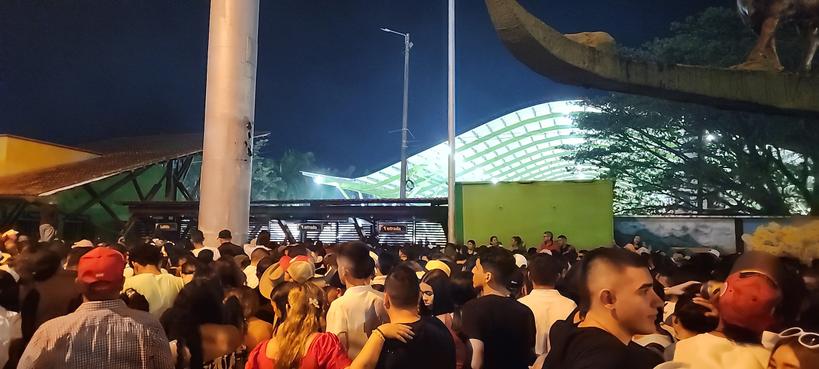 mdavidhudson's tweet photo. @JuanGZuluaga @CholoValderrama @Waltersilva_ No dejan entrar esta toda la gente afuera y no dan acceso https://t.co/GUtY0zA64W