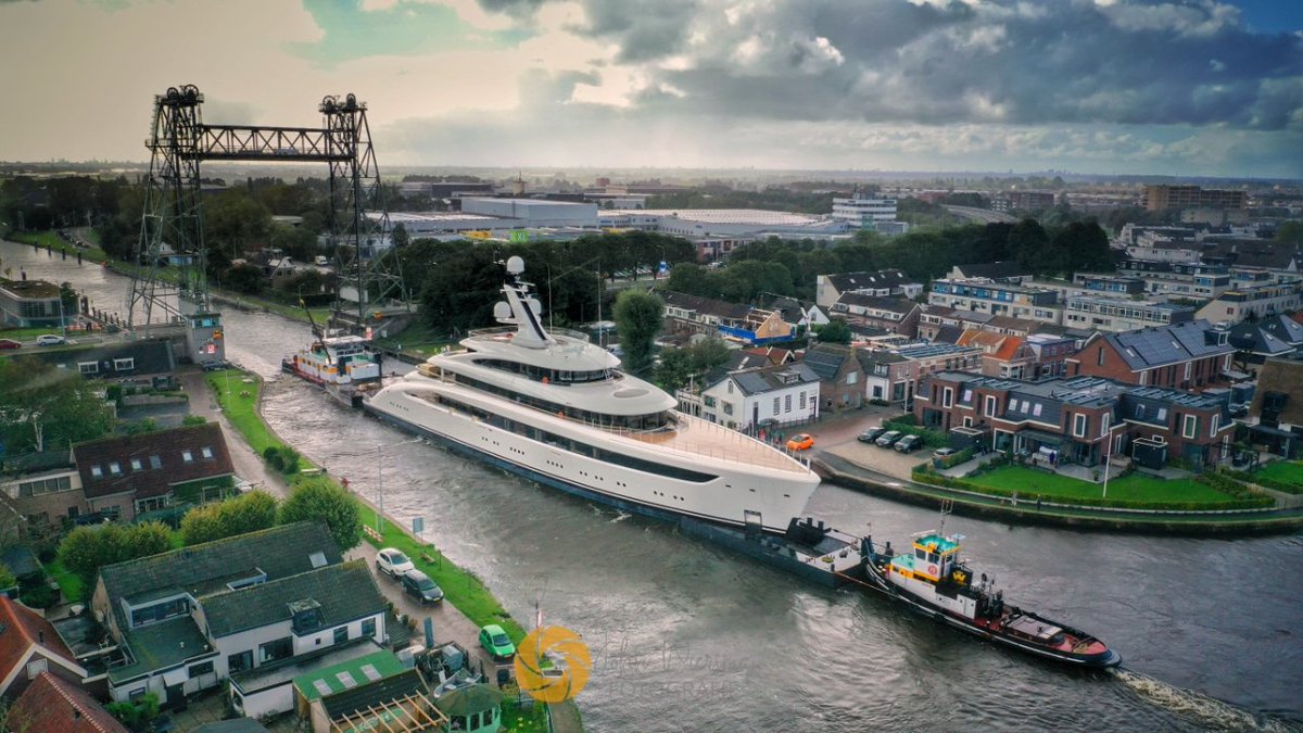 JOVImedia's tweet photo. Megajacht (Project 822) van 75 meter met herfstweer door Alphen vanuit Kaageiland. #Alphen #megajacht https://t.co/f2YadytK7X