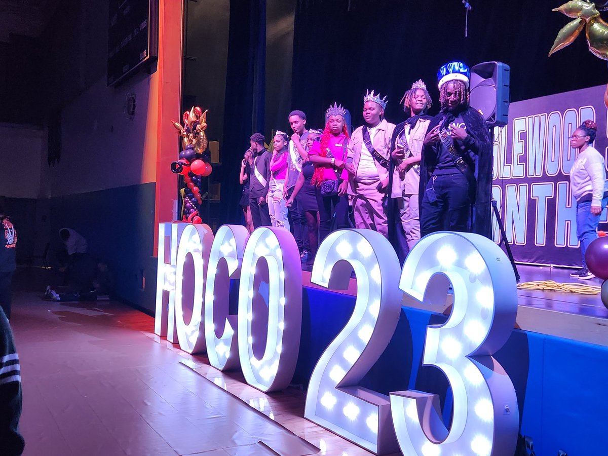 newEnglewoodST1's tweet image. Homecoming Dance 2023!!!
Thank you to the security, teachers, staff, DJ, and Posh Lyfe Design Boutique for making last night a success!