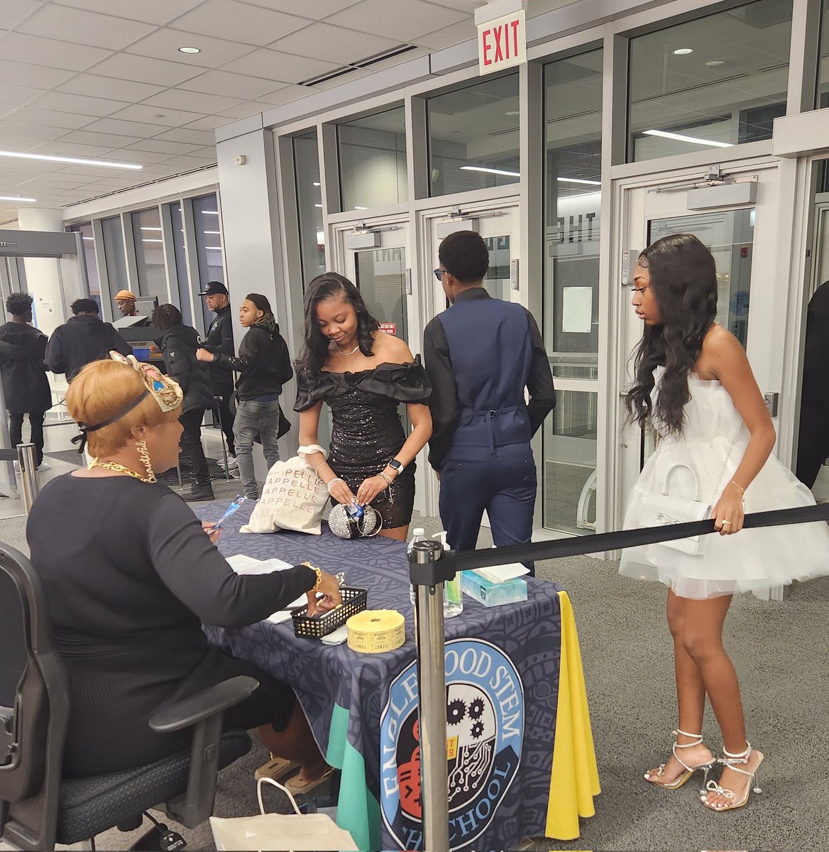 newEnglewoodST1's tweet image. Homecoming Dance 2023!!!
Thank you to the security, teachers, staff, DJ, and Posh Lyfe Design Boutique for making last night a success!