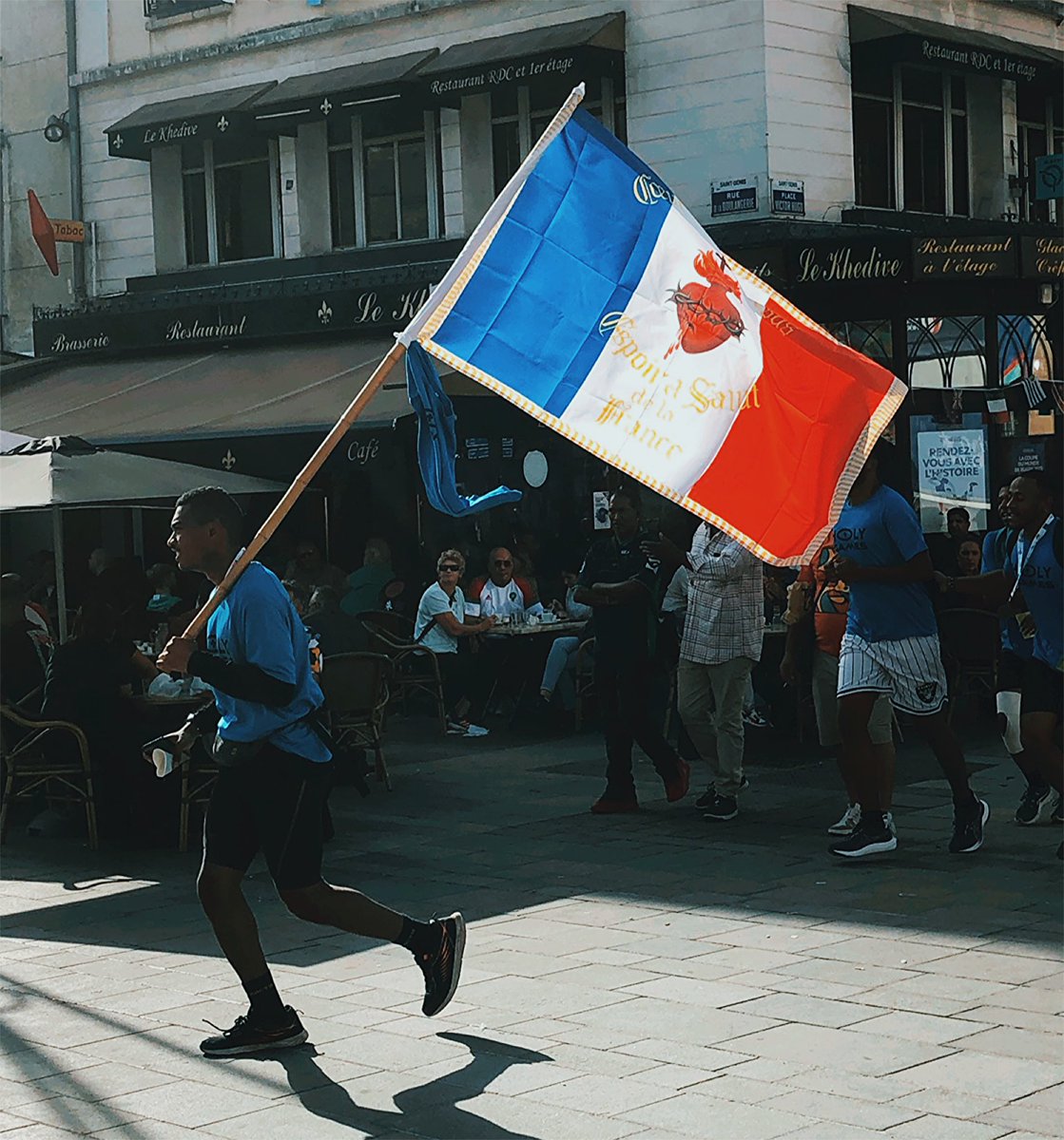 « Oubliant ce qui est derrière moi, et me portant de tout moi-même vers ce qui est en avant, je cours droit au but, pour remporter le prix auquel Dieu m'a appelé d'en haut en Jésus-Christ. »

– Philippiens 3:13-14
