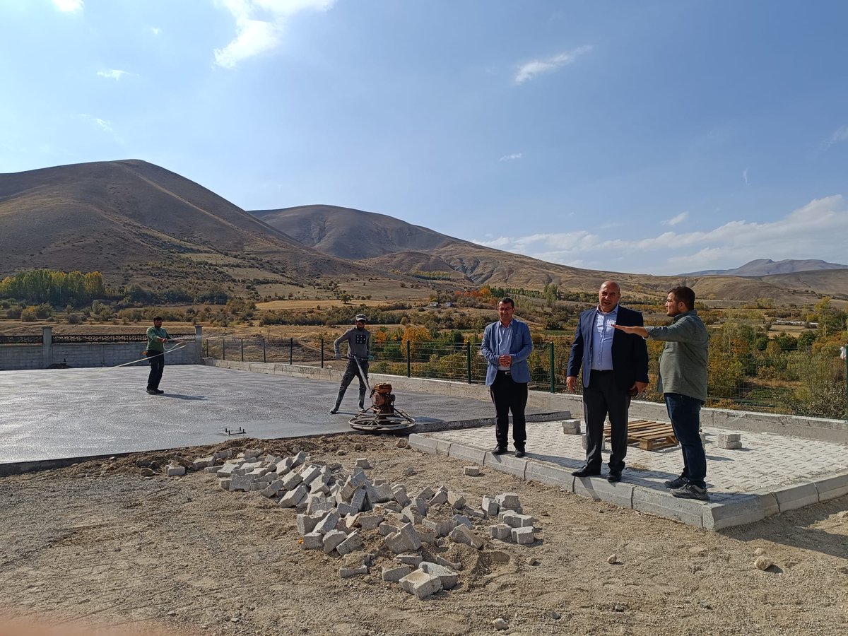VanilMem's tweet photo. İl Müdürümüz Mehmet Nurettin Aras, Gevaş İlçesinde yapımı devam eden İkizler Köyü 8 derslikli okul inşaatında incelemelerde bulundu.

@tcmeb @Yusuf__Tekin @tcvanvaliligi @mnaras https://t.co/ddwBazDAFm