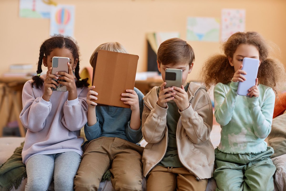 GabbWireless's tweet photo. Survey: Extensive device use and social media concern parents most https://t.co/WZtxHg28UO #OnlineSafety #Kids #Teens https://t.co/qXTmQU1PsO