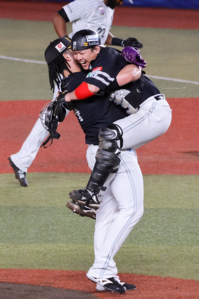 この瞬間を見れてほんとにほんとにうれしかった！🥹💜💛 @RobertoOsuna1 gracias! arigatō! #甲斐拓也 選手