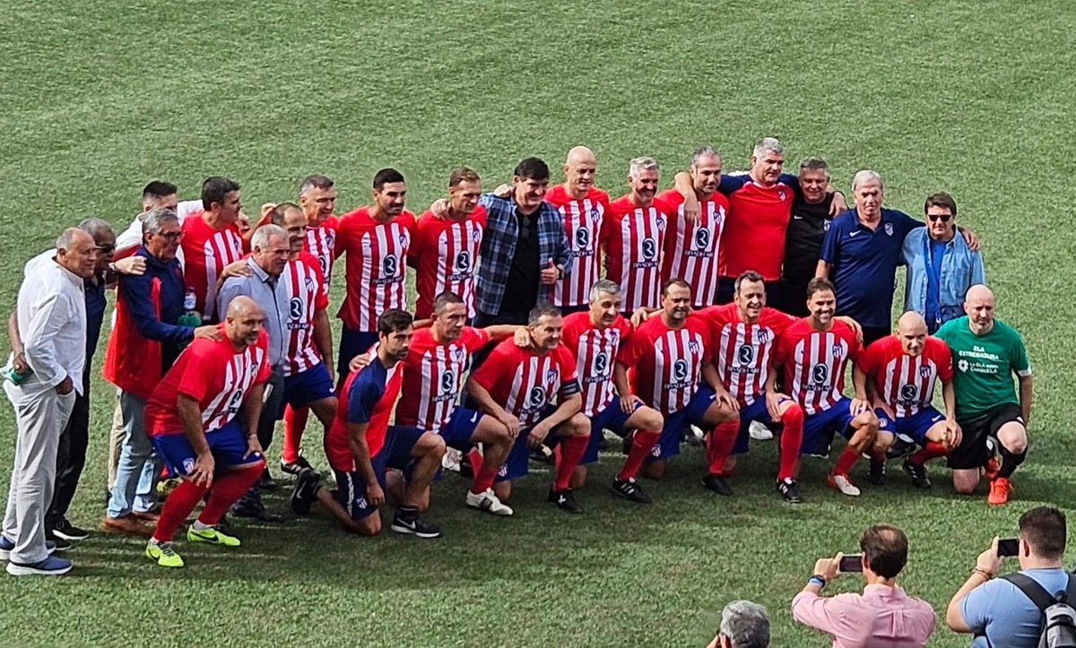 BenditalocuraAt's tweet photo. Bonito partido solidario disputado hoy por los equipos de "Leyendas del @Atleti" y veteranos del @CDBadajoz, a iniciativa de la @unionatm y a beneficio de la Asociación ELA Extremadura. Una lástima que este pueda ser el último encuentro de fútbol 11  jugado por nuestros veteranos https://t.co/RPwk68Keti