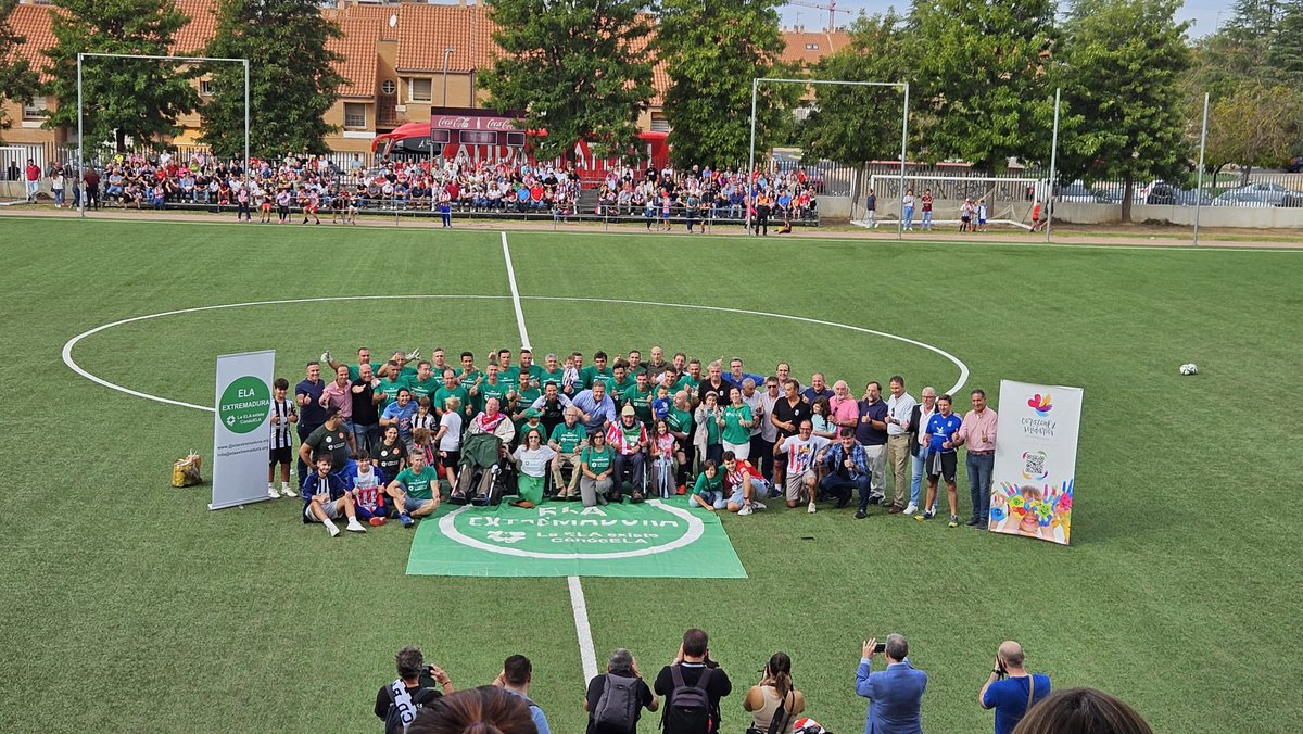 BenditalocuraAt's tweet photo. Bonito partido solidario disputado hoy por los equipos de "Leyendas del @Atleti" y veteranos del @CDBadajoz, a iniciativa de la @unionatm y a beneficio de la Asociación ELA Extremadura. Una lástima que este pueda ser el último encuentro de fútbol 11  jugado por nuestros veteranos https://t.co/RPwk68Keti