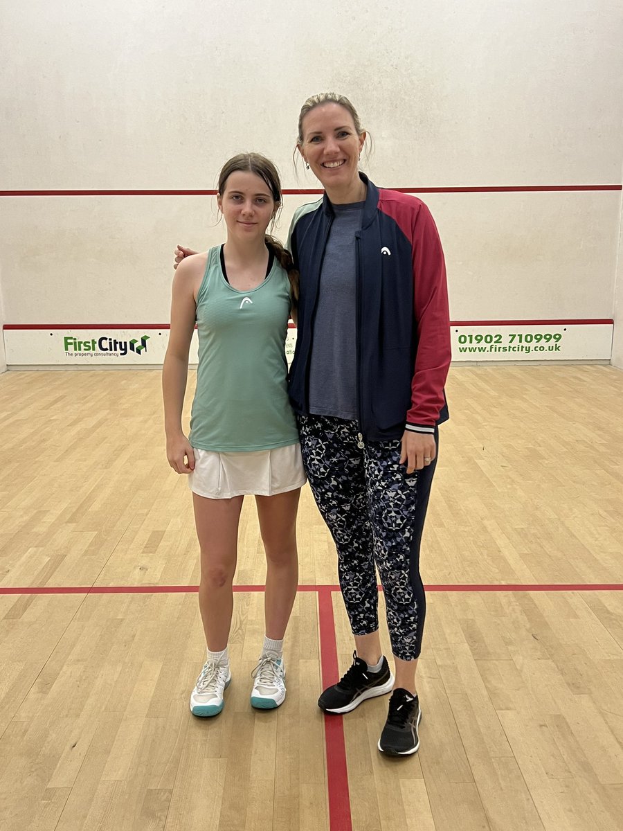 What a fantastic opportunity this morning. Invited to train with @ljmassaro and @ginakennedyy @WLTSC Great to get together with #TeamHead players. Massive thank you @Katie_headuk and @head_squash for organising. Very valuable day. @sqwales @GtSquash #inspirational