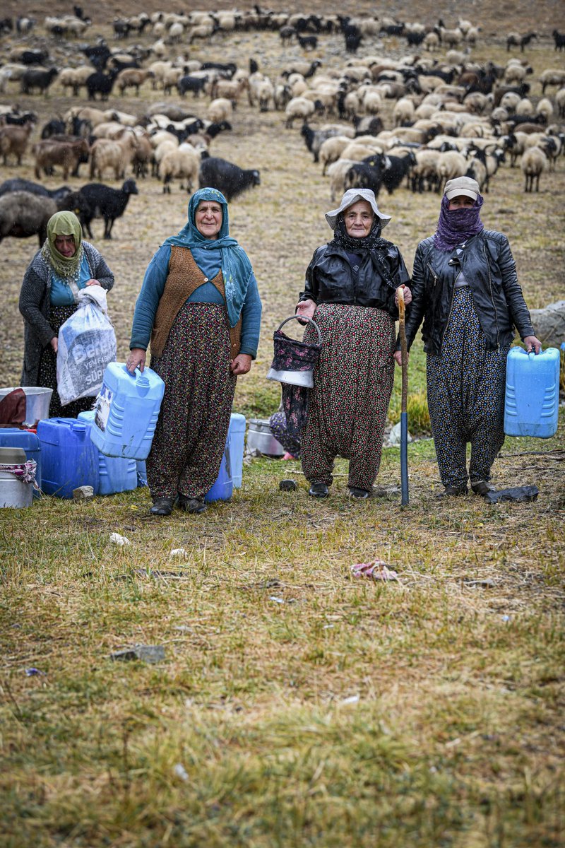valialicelik's tweet photo. Ellerinde bereket, yüzlerinde gülümsemeyle bu toprakların umudu, sesi, nefesi, gücü olan kadınlar… 

Yüreğinize, emeğinize ve alın terinize saygıyla... İyi ki varsınız.💐

📸 Osman Altunyurt
📍Durankaya, #Hakkâri https://t.co/a0hnd466Xu