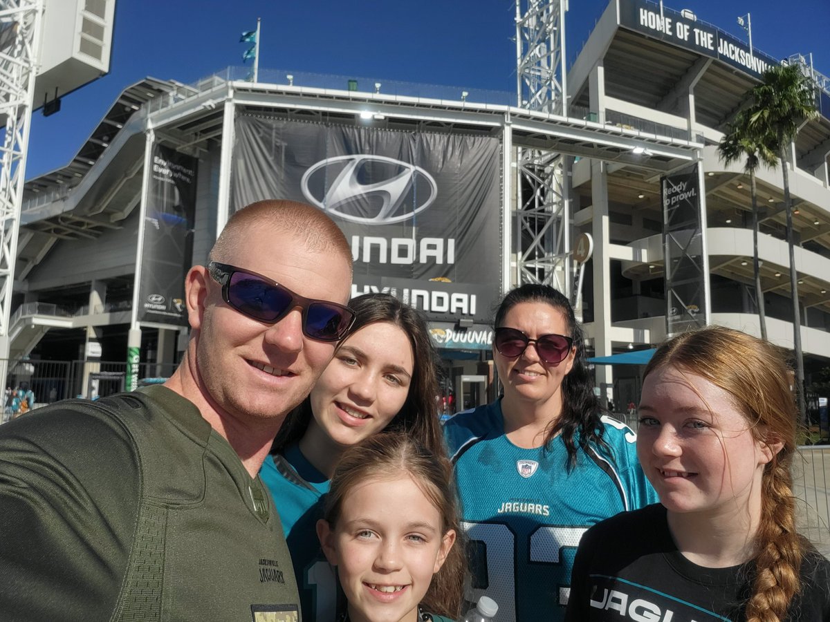 BobbyMeld's tweet photo. @Jaguars All the way from the UK again to see us get the W. 3rd time lucky I'm hoping #DUUUVAL https://t.co/jSS3ssXvys