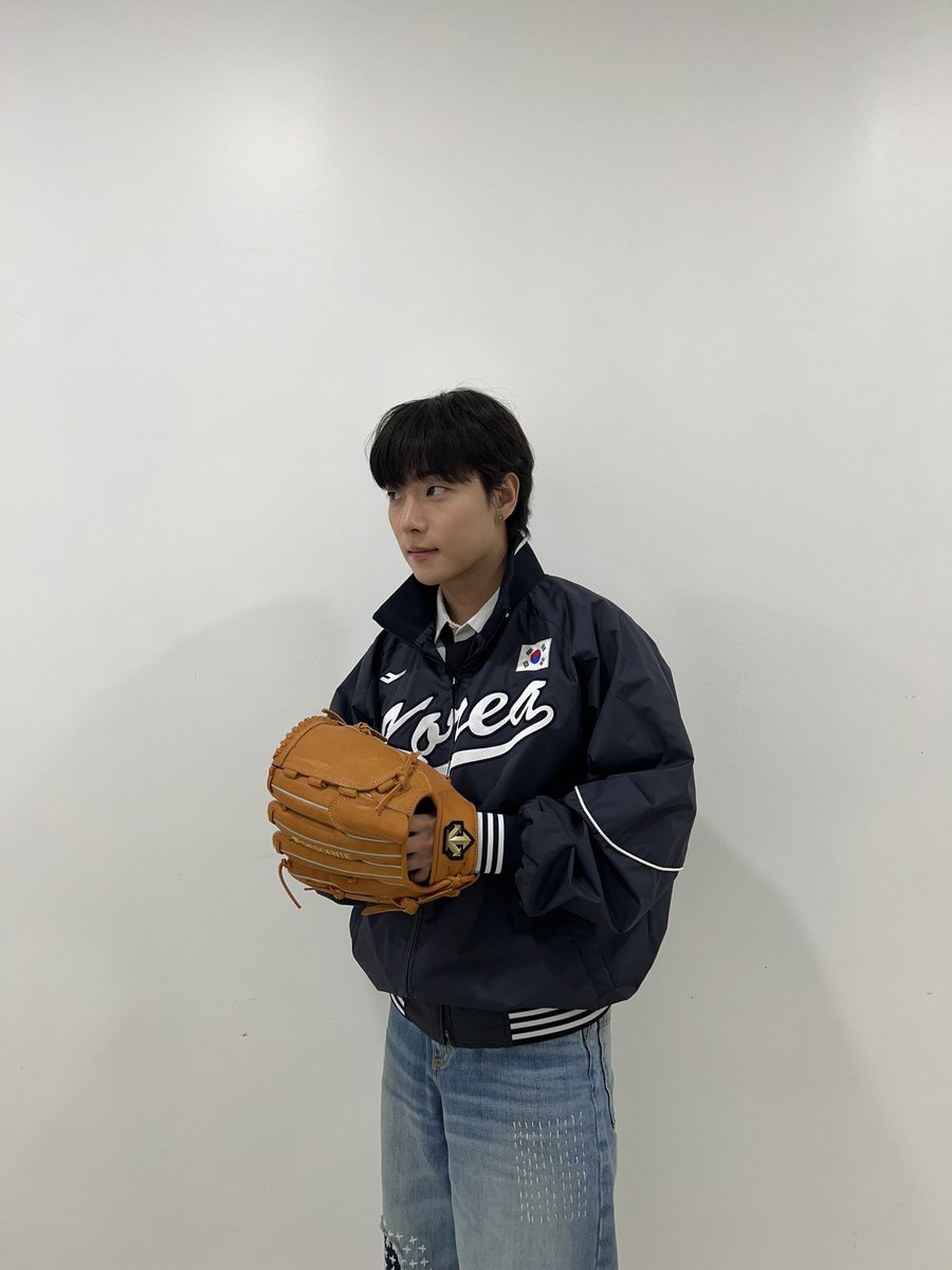 ONF_members's tweet photo. [#이션] 이션맨의 하루 https://t.co/YHy5KY8Pdd