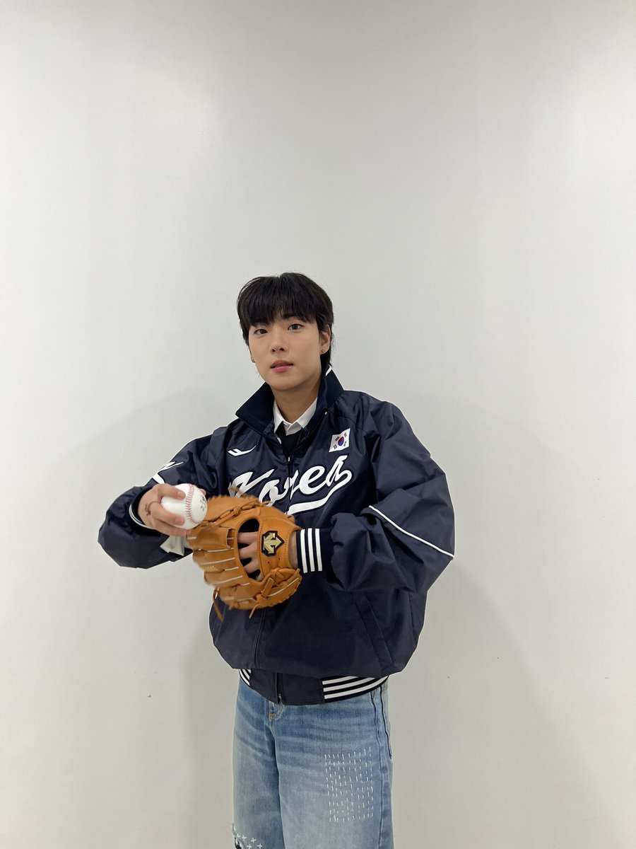 ONF_members's tweet photo. [#이션] 이션맨의 하루 https://t.co/YHy5KY8Pdd