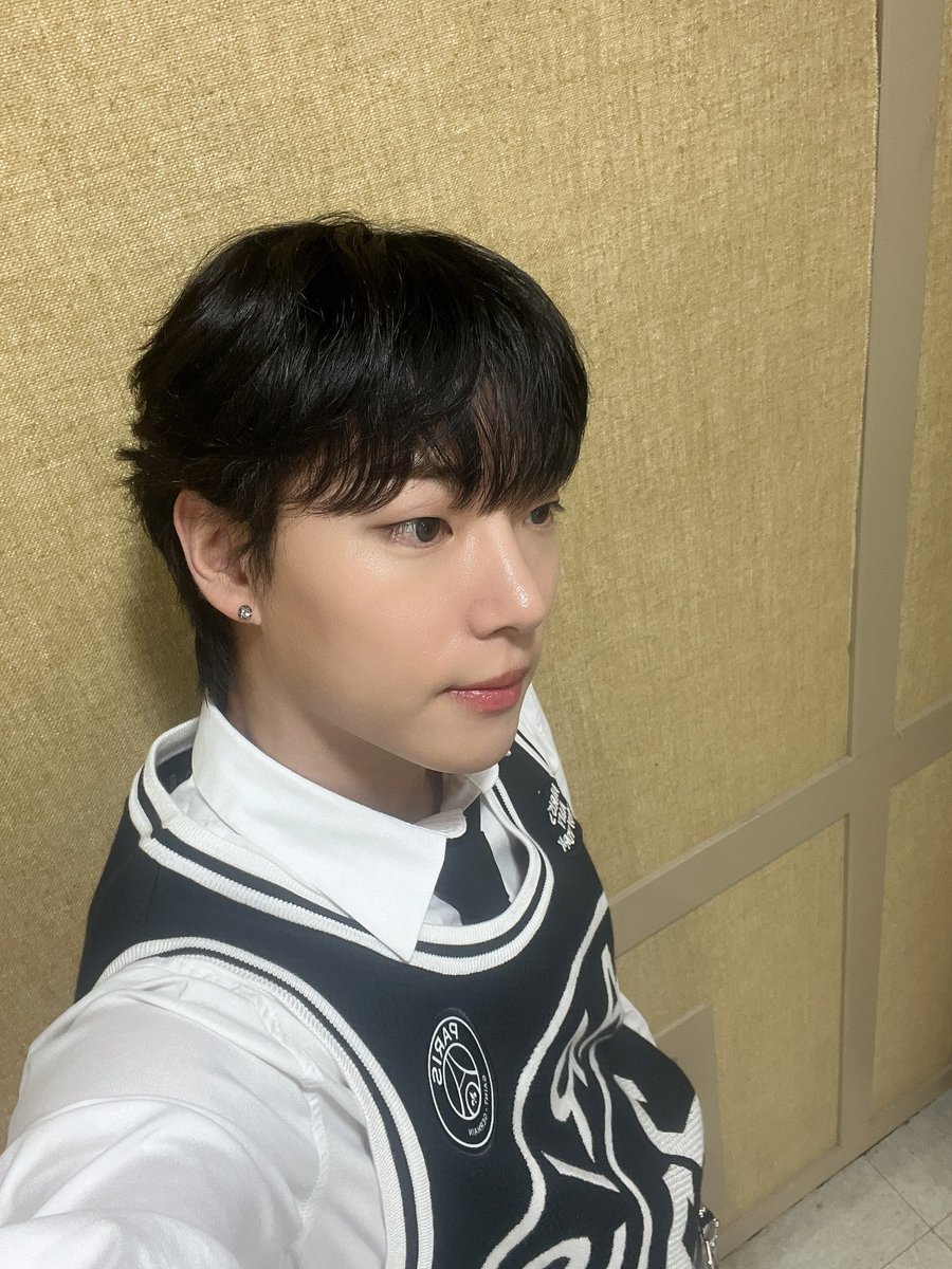 ONF_members's tweet photo. [#이션] 이션맨의 하루 https://t.co/YHy5KY8Pdd