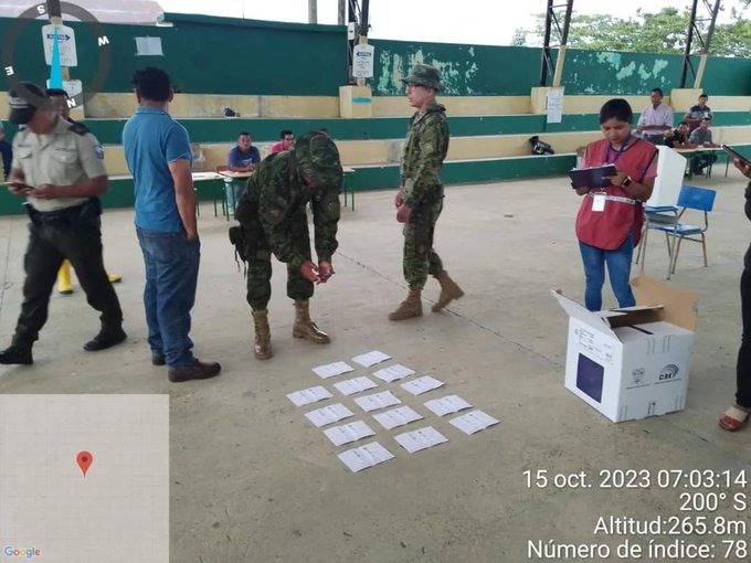 notimundoec's tweet image. 🔴#URGENTE | Las @FFAAECUADOR encuentran papeletas marcadas a favor de la candidata a la presidencia @LuisaGonzalezEc, en #PalmaRoja, provincia de #Sucumbíos. 

📸Vía @mromerorivera ⤵️