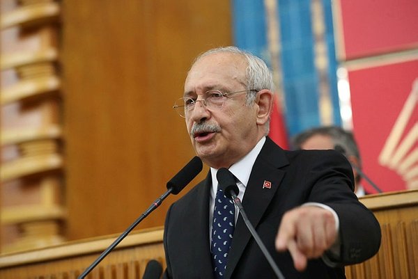 Kemal Kılıçdaroğlu :

“Kongreden sonra kim parti aleyhine konuşursa, partiyi televizyonlarda tartışır hale getirirse onu partiden ayıracağım. Benim kaybetmeye tahammülüm yok bu partiye bu millete kaybettirenler burdan gidecek"