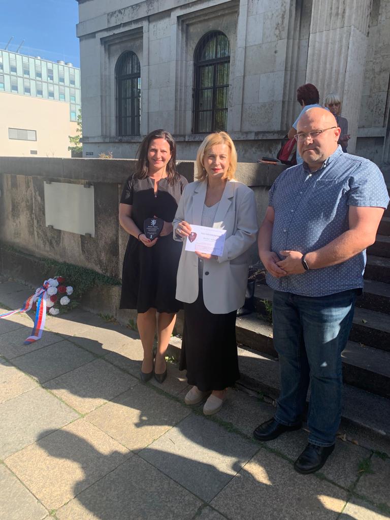 CZinMunich's tweet photo. Dne 13.10. se GK Ivana Červenková setkala se členy Spolku pro zachování odkazu odboje a zúčastnila se pietního aktu k 85. výročí podpisu Mnichovské dohody před domem, kde byla dohoda podepsána. https://t.co/6GECPEYDZ2