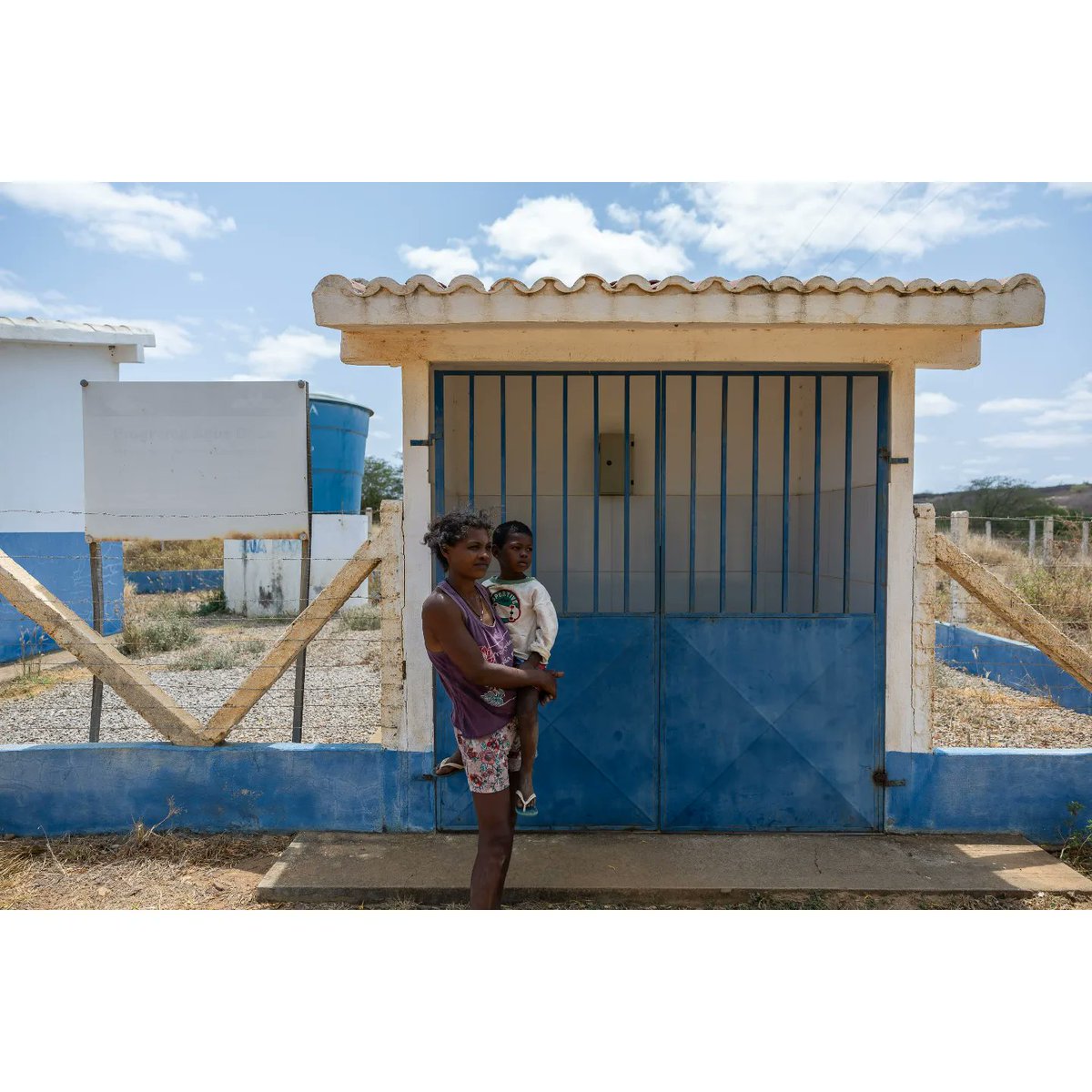 mathildemissio's tweet photo. Marizete dos Santos, 30, dona de casa, e seu filho Davi, na comunidade rural e quilombola Baixão em Betânia do Piauí, não tem cisterna para estocar água e depende de caminhão-pipa, poço dessalinizador e boa vontade dos vizinhos. 21.09.23  (Fotos para a @folha com  @jppitombo) https://t.co/fcfKHN8OSf