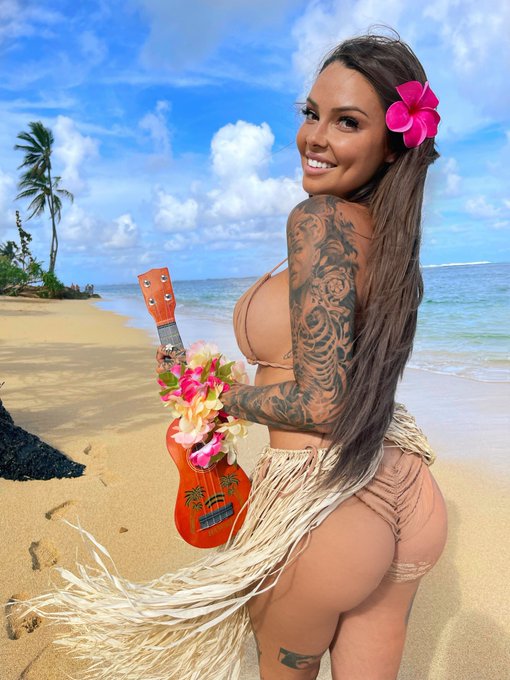 ALOHA 🪕🌺 https://t.co/repO93w0Nt