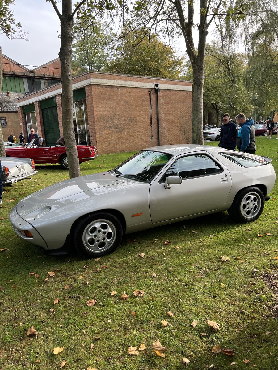 LUDENClassics's tweet photo. What's better, an early 928 like this, or a later one? https://t.co/y4o4nhuyY3