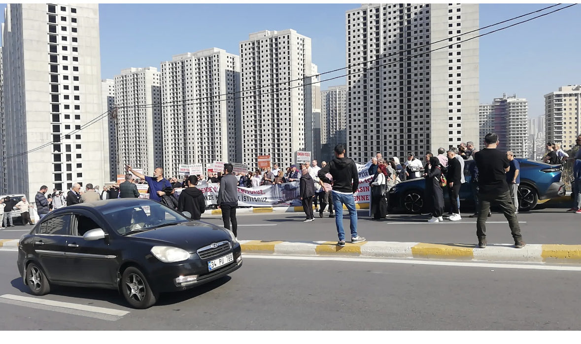 NAHT23670135's tweet photo. TÜM DEVLET YETGİLİLERİNE SESLENİYORUM YENİ KONUTLAR İNŞAH EDECEĞİNİZE HAZIR BİTMEK ÜZER OLAN MÜTAHİT MAĞDURU OLAN YARIM KALMIŞ KONUTLARI TAMAMLAYIN MAĞDURLARIN SESİNİ DUYMAMAZLIKTAN GELİP HIRSIZ MÜTAHİTLERİN SAFINDA YER ALMAYIN. https://t.co/1bivn5aTKJ