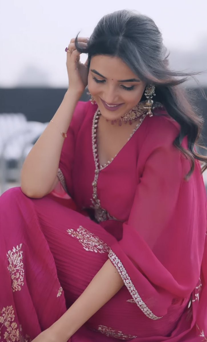typicalteazz's tweet photo. She’s looking absolutely gorgeous in this one!!😍🔥
#Jasminbhasin #Jasminians https://t.co/vQlrEDj5un