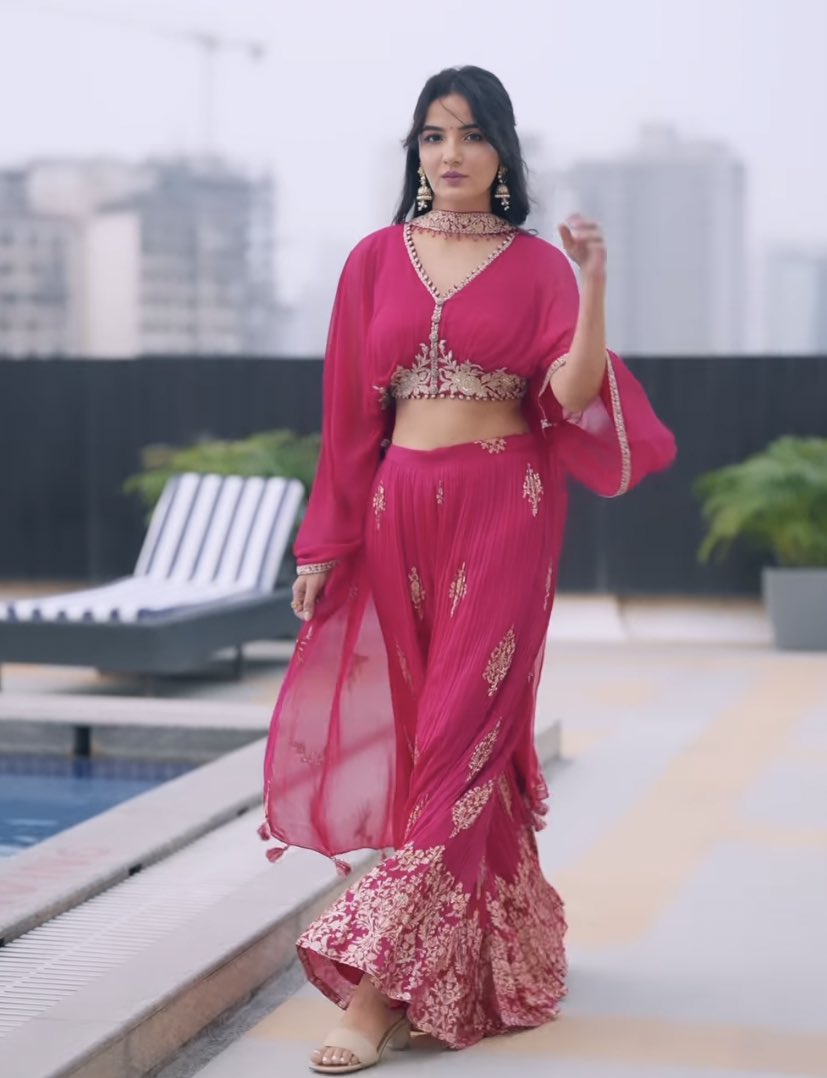 typicalteazz's tweet photo. She’s looking absolutely gorgeous in this one!!😍🔥
#Jasminbhasin #Jasminians https://t.co/vQlrEDj5un