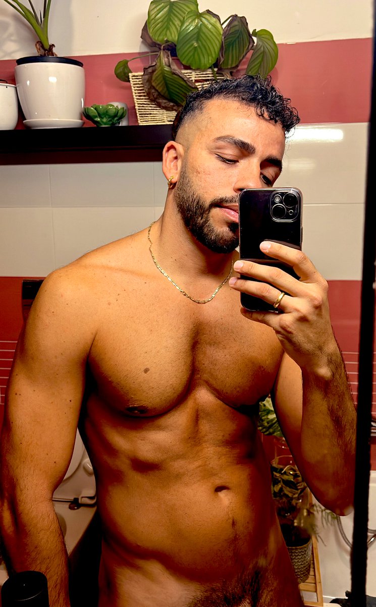 Domeniche 🧖🏾 
Facciamo un gioco ? 100 retweet e mostro la foto intera 🤷‍♂️