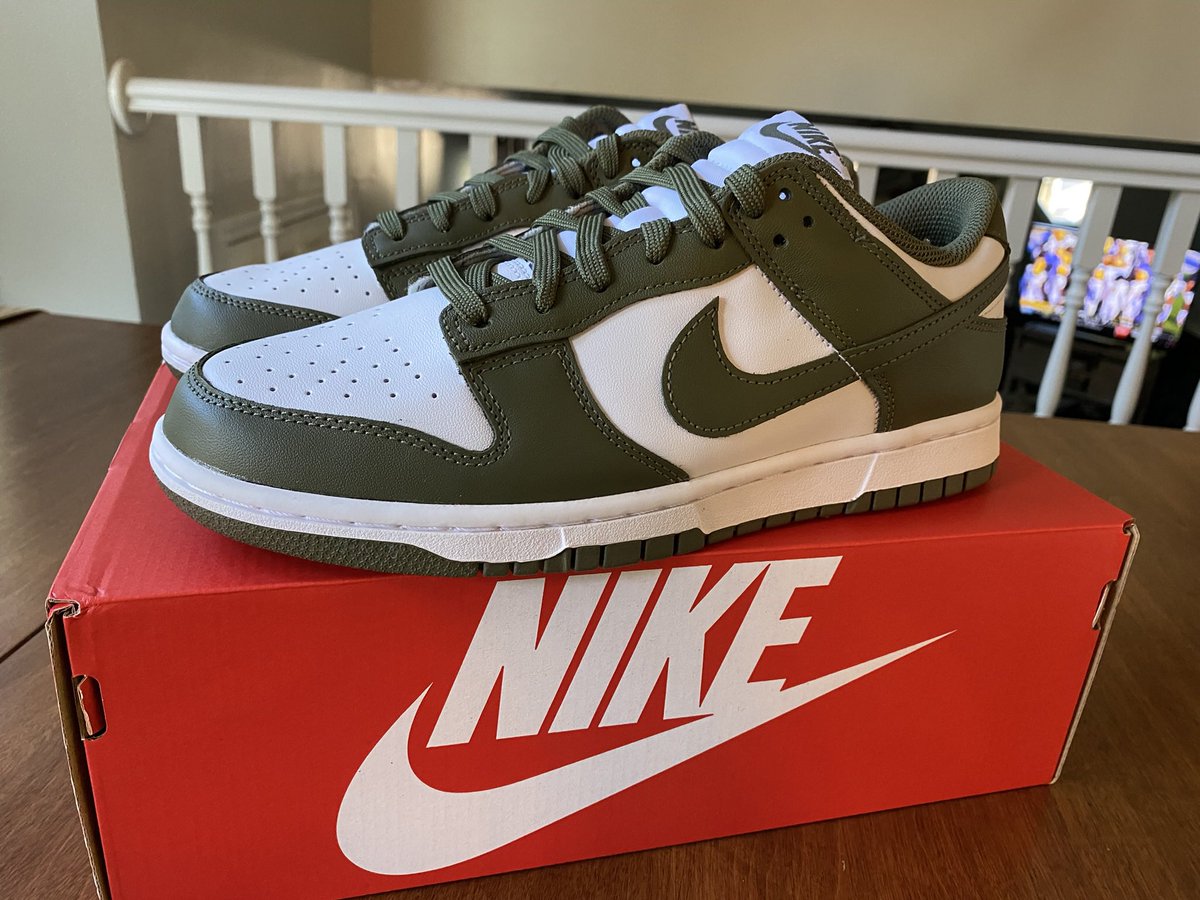 gilb152005's tweet photo. @SellKicksSunday All DS plus ship/label. Zelle pmt only. 

AJ4 frozen moments 10W - $240
Fuchsia dunk 6y - $135
Olive dunk 10W - $135

Can get references if needed. 
#sellkickssunday https://t.co/cnHfFoiE8V