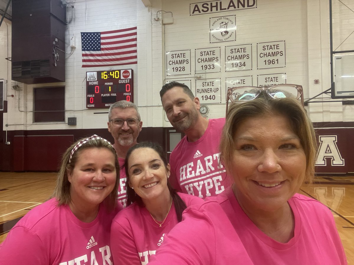 When Oct 15th is on a weekend- why not bring the girls in for some midnight madness and fun! 
Excited to get this season started!  Let’s get to work on Monday🐾🏀🐾🏀
Thank you parents for allowing this to happen. ❤️

#sisterhood #kittenbasketball #midnightmadness #LetsGetToWork