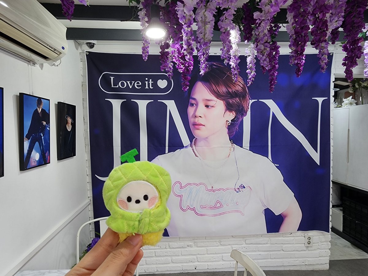 jimingssi_bts's tweet photo. 3) 러빈허 플라워카페 @lovinherflower
특전 엽서, 포카, 스티커, 네컷필름까지 하나하나 다 예뻐요!🤩 풍족하게 받으니 마음도 든든해지는..ㅎㅎ
사장님도 넘 친절하셨어요!🫶
#JIMIN_Day2122
#JIMIN_DAY
#BTS_JIMIN #지민생카
@lookatmin1013 https://t.co/1OVDjUH8p3