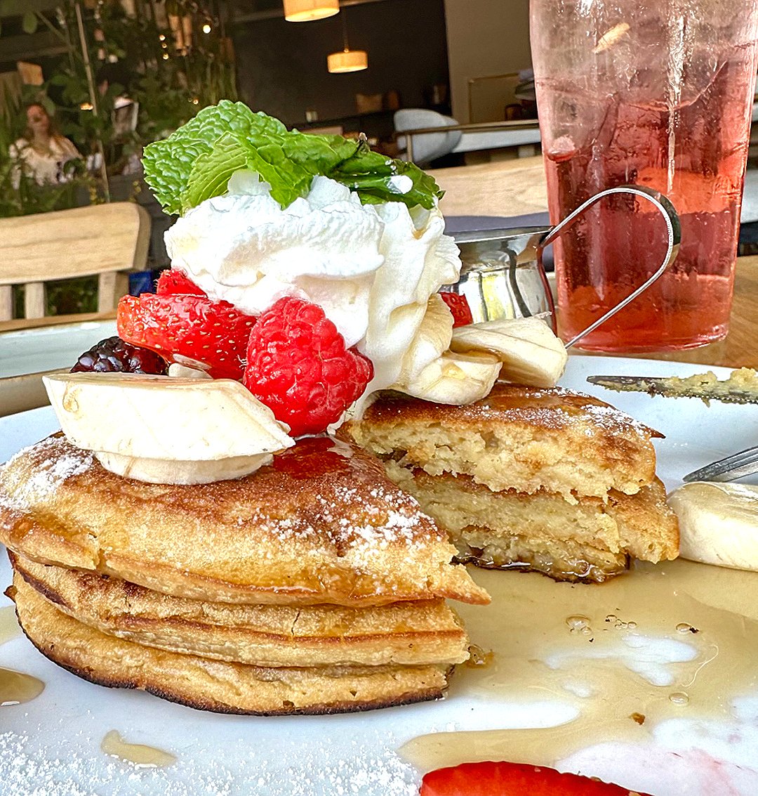 When your pancakes arrive, be vigilant. If you get distracted someone might take a big bite.  #fluffypancakes #vegan #brunch
.
.
.
#chicagobrunch #veganbrunch #sundaybrunch #sundays #pancakes #pancakesundays #breakfast #veganbreakfast