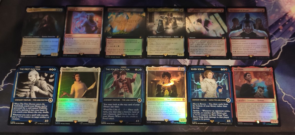 Ya le he podido echar un ojo a la Magic tranquilamente y me encantan, además de la caja para guardarlas, os enseño algunas de mis favoritas del mazo, de Doctores y companions, y por último las que más me gustan de las que salieron en los collector booster 😍
#DoctorWho