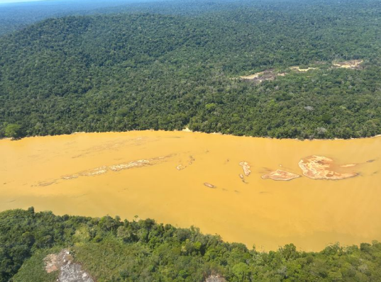eric_gernez's tweet photo. Sergina Telon, directrice d'école sur le haut-Maroni, publie, elle aussi, les images catastrophiques d'un fleuve massacré par l'orpaillage.
Alors que les niveaux sont très bas, l'eau en concentre les rejets. Conséquences pour les populations.
@deLacoste_N 
https://t.co/O8ywx2WZQN https://t.co/6LIwZafUkt