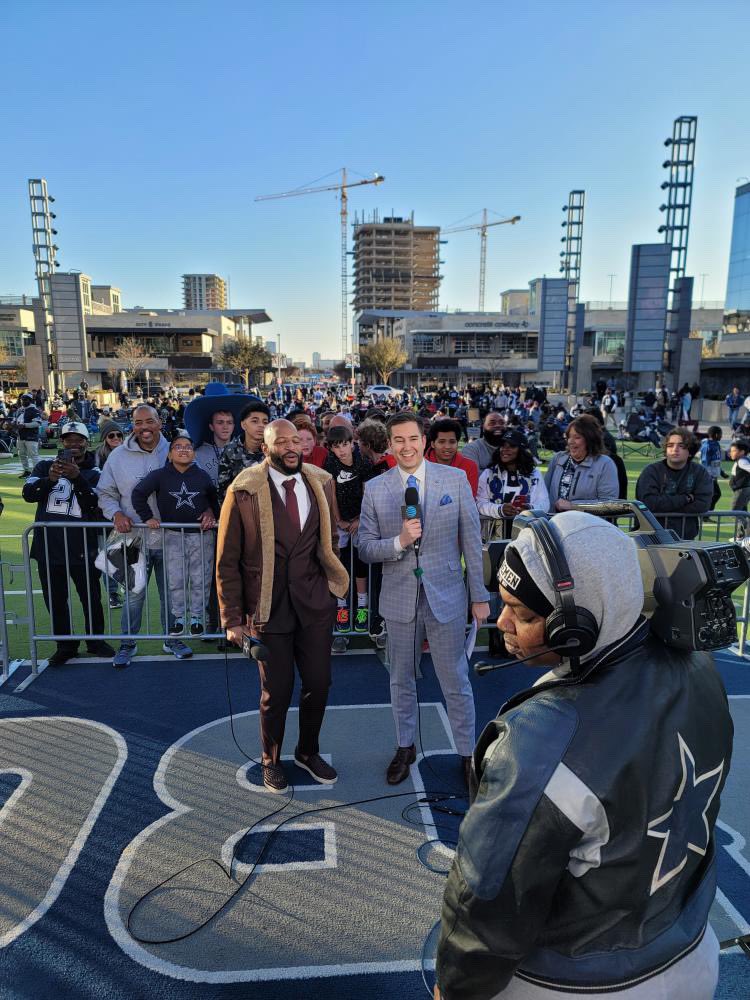 Kyle_Youmans's tweet photo. 🗣️ Hey Siri, play my pregame playlist!

The #Cowboys Pregame Live crew is back outdoors for #MNF against the Chargers! Come join us for all the FREE fun on Tostitos Championship Plaza @thestarinfrisco!

Show begins at 6pm and runs until 7 #CowboysNation #DALvsLAC https://t.co/IzicYqCEfA