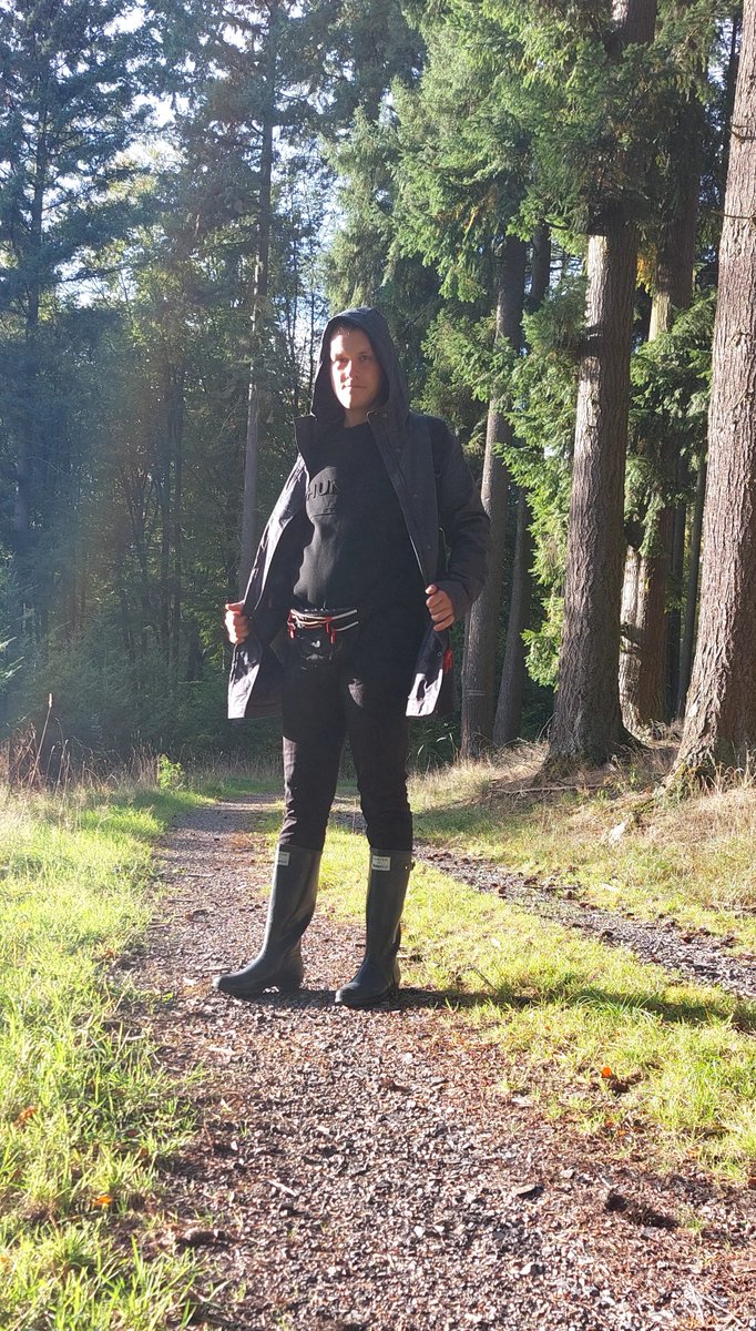 TPL301's tweet photo. Einsamer Sonntagsspaziergang #HunterOriginal #HunterWaterAid #wellies Marineblau matt #gummistiefel.
#Hunter Marineblaue Herbstjacke und ein schwarzer Rucksack und eine Hüfttasche aus einer Linie.
Persönlich lerne ich Sie kennen, wenn Ihnen der hunter https://t.co/m7oZDZyEwj