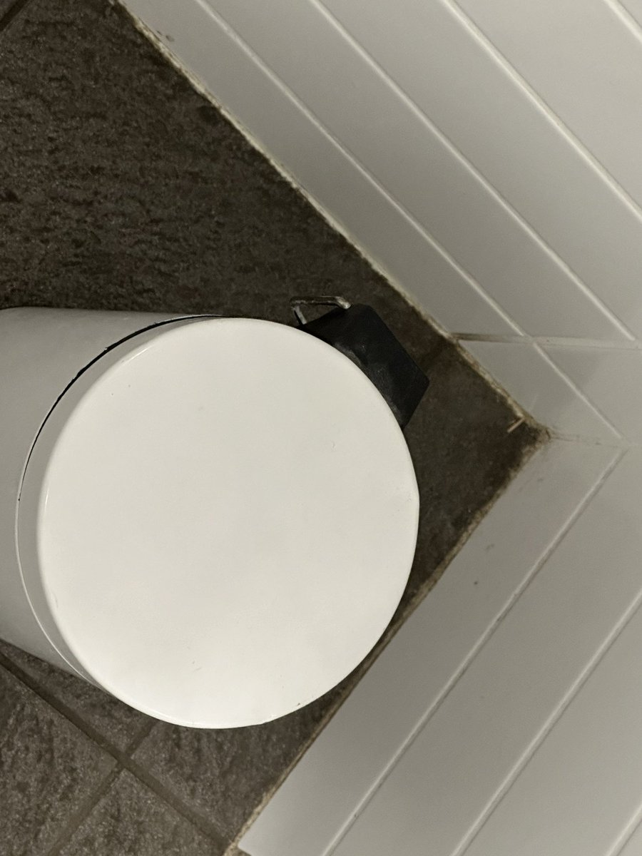 Bordeaux airport #BOD is in bad shape, undersized meaning very crowded… But was is not acceptable is the dirtiness. See the today pictures of the toilets of the lounge. Guys wake up  and react!