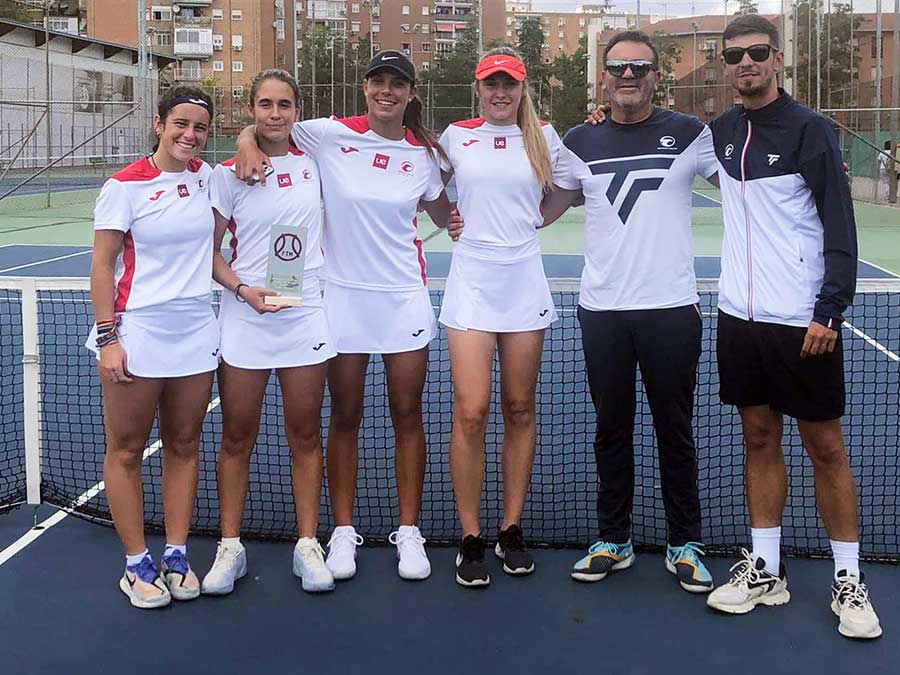 FOTONOTICIAS (Atrasado, 4 de junio).- Campeonas de la Comunidad de Madrid junior por equipos / Cuarto título madrileño para la PEKE (peketenis.com/2023/06/04/cam…)
<a href="/tenispeke/">PEKETENIS</a> <a href="/WilsonTennis/">Wilson Tennis</a> <a href="/WilsonTenisEsp/">Wilson Tenis España</a>
<a href="/fattenis/">#TenisAndalucía</a> <a href="/rptenis/">RPTenis</a> <a href="/rnadalacademy/">Rafa Nadal Academy</a> <a href="/EqueliteFerrero/">EF</a>
<a href="/GlobalCollegeUS/">Global College USA</a> <a href="/JomaSport/">Joma Sport</a>