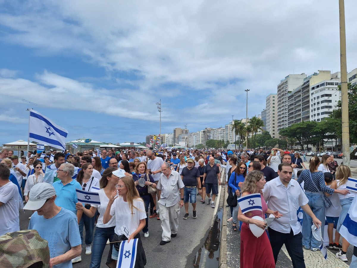 IsraelinBrazil's tweet photo. Uma grande marcha em apoio a Israel em Copacabana, no Rio de Janeiro. 🇧🇷🇮🇱

Obrigado aos cariocas e brasileiros por apoiarem Israel e seu direito de se defender após os horríveis ataques terroristas. 

🇧🇷🇮🇱

#obrigadabrasileiros #apoioaisraelriodejaneiro https://t.co/mHrWTOtjzh