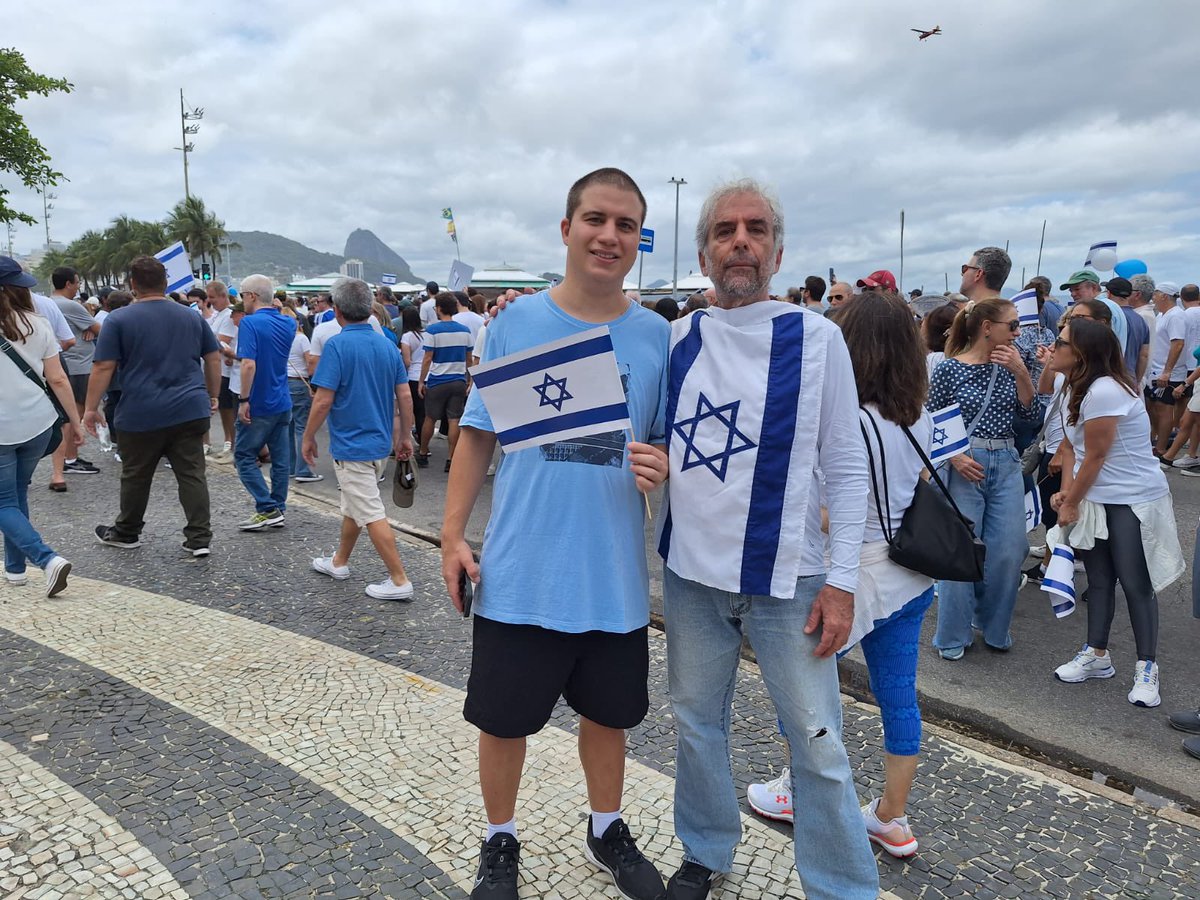 IsraelinBrazil's tweet photo. Uma grande marcha em apoio a Israel em Copacabana, no Rio de Janeiro. 🇧🇷🇮🇱

Obrigado aos cariocas e brasileiros por apoiarem Israel e seu direito de se defender após os horríveis ataques terroristas. 

🇧🇷🇮🇱

#obrigadabrasileiros #apoioaisraelriodejaneiro https://t.co/mHrWTOtjzh