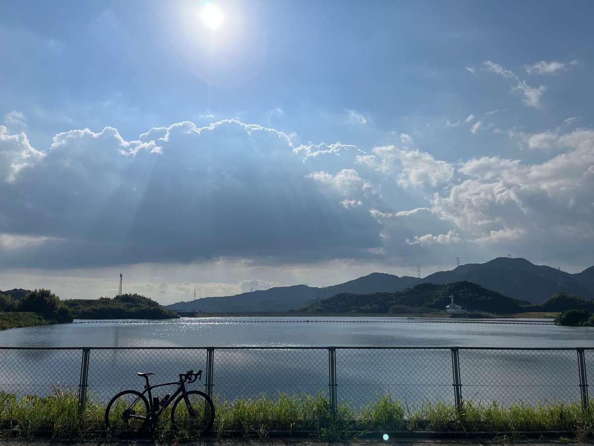 kjtweb's tweet photo. 今朝は、久しぶりのライド。
ちょいと天拝湖まで。
自転車を乗るのにいい季節になりましたね。
朝はひんやりと肌寒かったですが、それが気持ち良かった。
#ロードバイク #サイクリング #trek #domane #rapha #ridefukuoka #ride #ロードバイクのある風景 https://t.co/cXr3EqB055