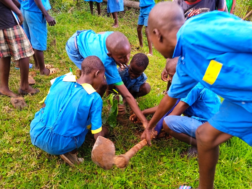 MazingiraHub's tweet photo. Youth and children are critical stakeholders in addressing climate change, and providing them with proper education about this should be part of every discussion about climate change. #ClimateBrawl #ClimateCrisis #ClimateEmergency https://t.co/BEkvHgfWp6