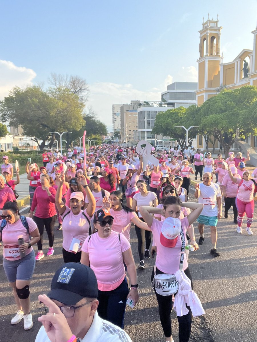 EduardoValeC's tweet photo. Caminado por la vida en apoyo a @FundacionFamac 

#famac #MareaRosa https://t.co/QNxQIVZpnj