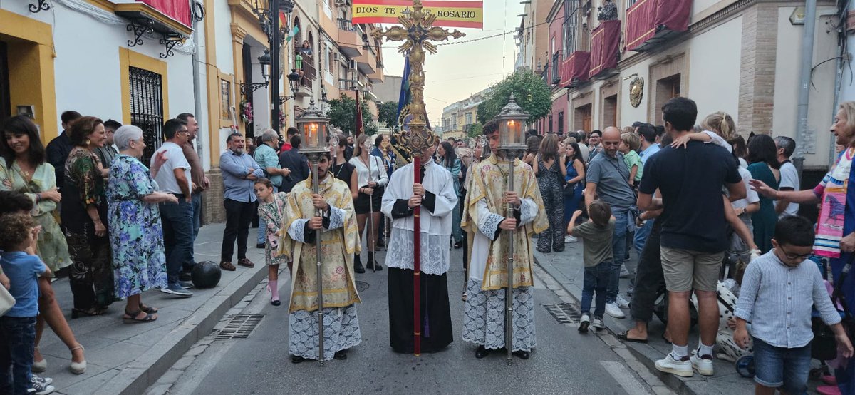 Un año más ha hecho su recorrido la Hdad del Rosario por las calles del barrio bajo. Cientos de personas han acompañado a Ntra Señora del Rosario en procesión a lo largo de su recorrido. Miembros de la ejecutiva del PSOE con su SG <a href="/Inmaculada_MuCa/">Inma Muñoz Carvajal</a> han estado presentes.
